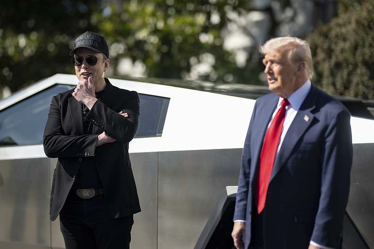 Donald Trump y Elon Musk frente a un Tesla Cybertruck