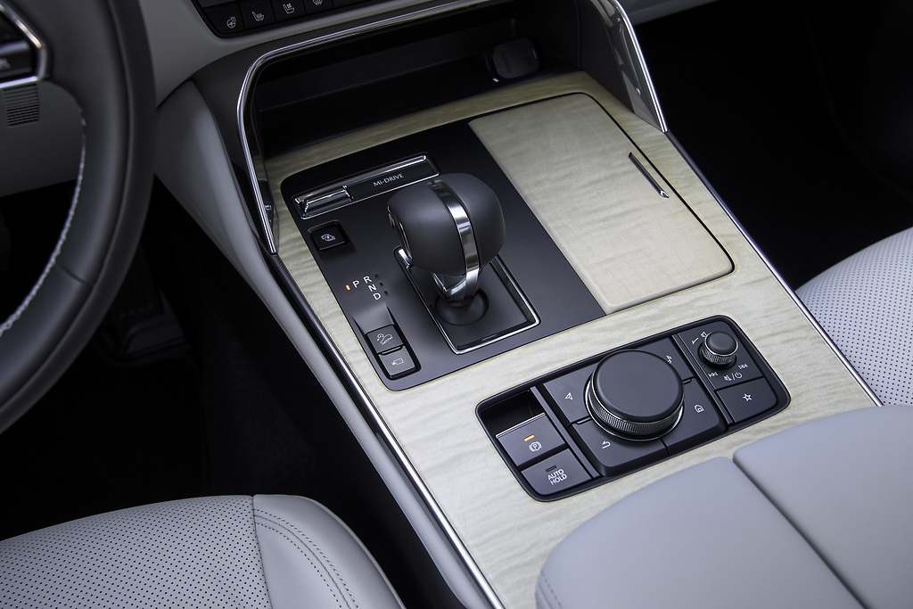 Mazda CX-80. El modelo se ofrece con cambio manual de 8 velocidades en todas sus versiones.