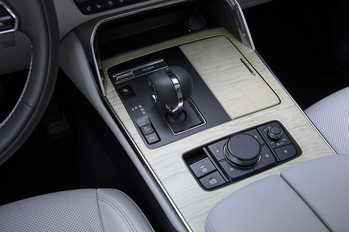 Mazda CX-80. El modelo se ofrece con cambio manual de 8 velocidades en todas sus versiones.