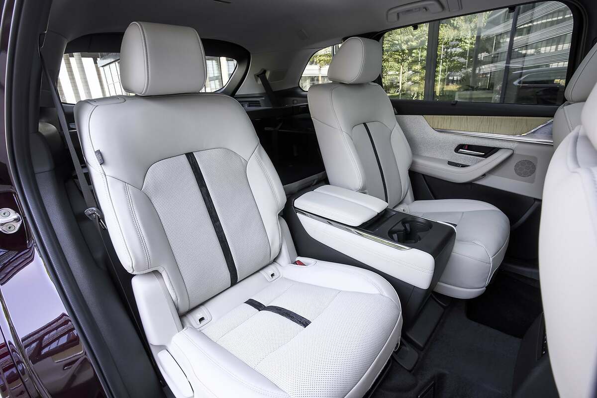 Mazda CX-80. Se puede elegir el modelo con 6 asientos. Este lleva la opción de la consola central entre las butacas.