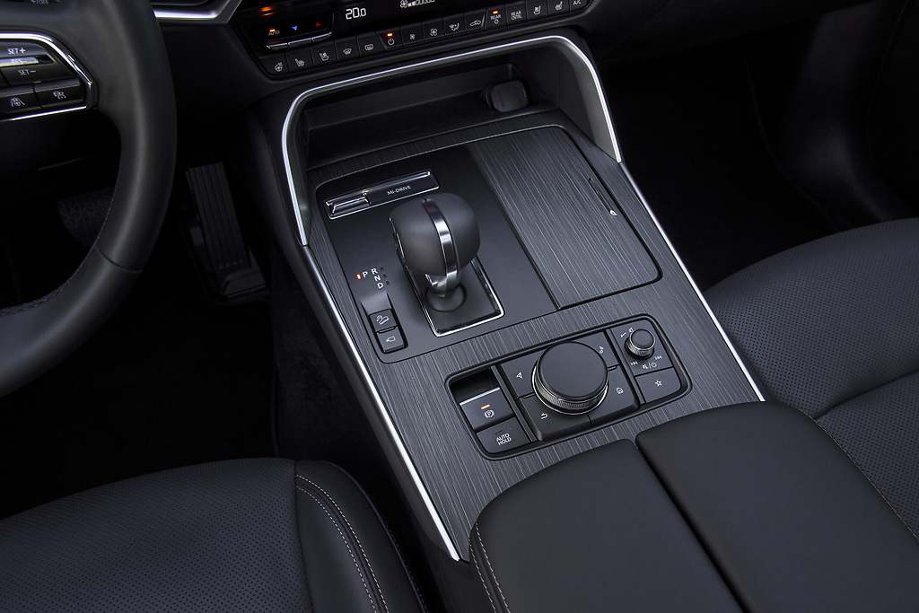 Mazda CX-80. La palanca de cambios y mando giratorio para el control de la pantalla.
