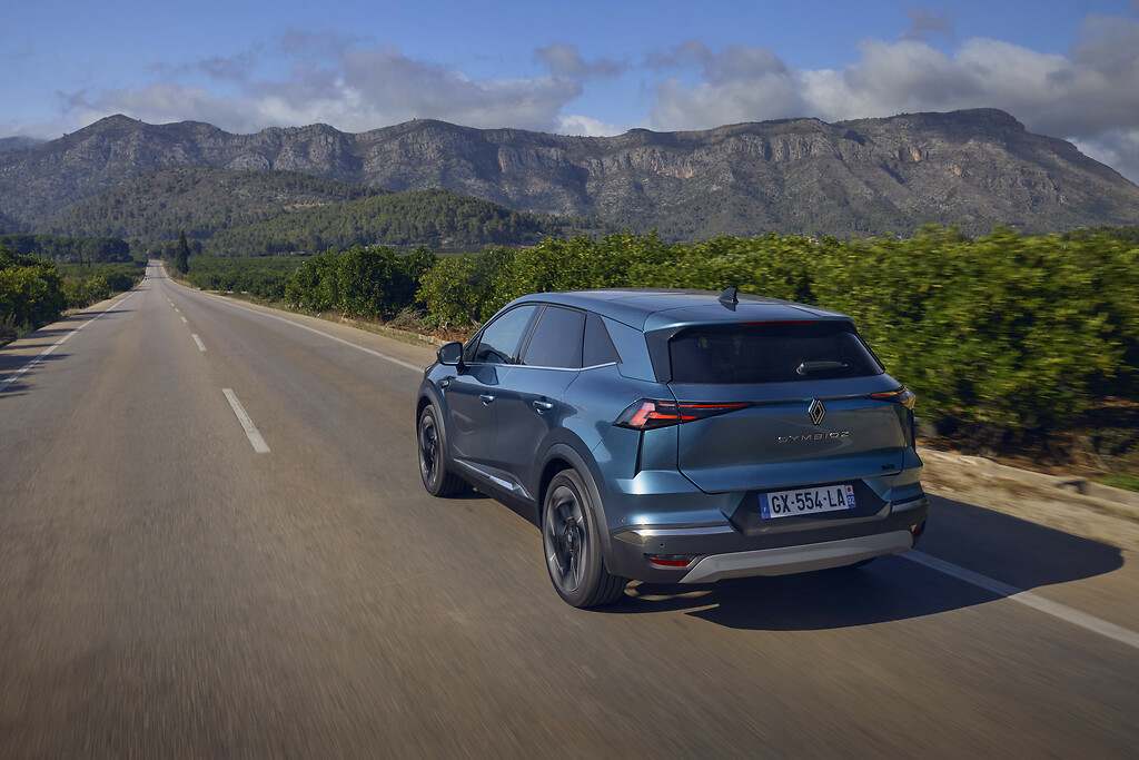 Renault Symbioz. Está disponible, de momento, en tres niveles de acabado (techno, esprit Alpine e iconic), y a finales de año se unirá el acabado Evolution. Ya es posible realizar pedidos en la red de concesionarios, y las primeras entregas a clientes están previstas para septiembre de 2024.