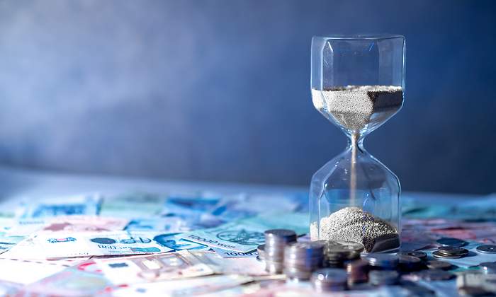Dinero reloj arena