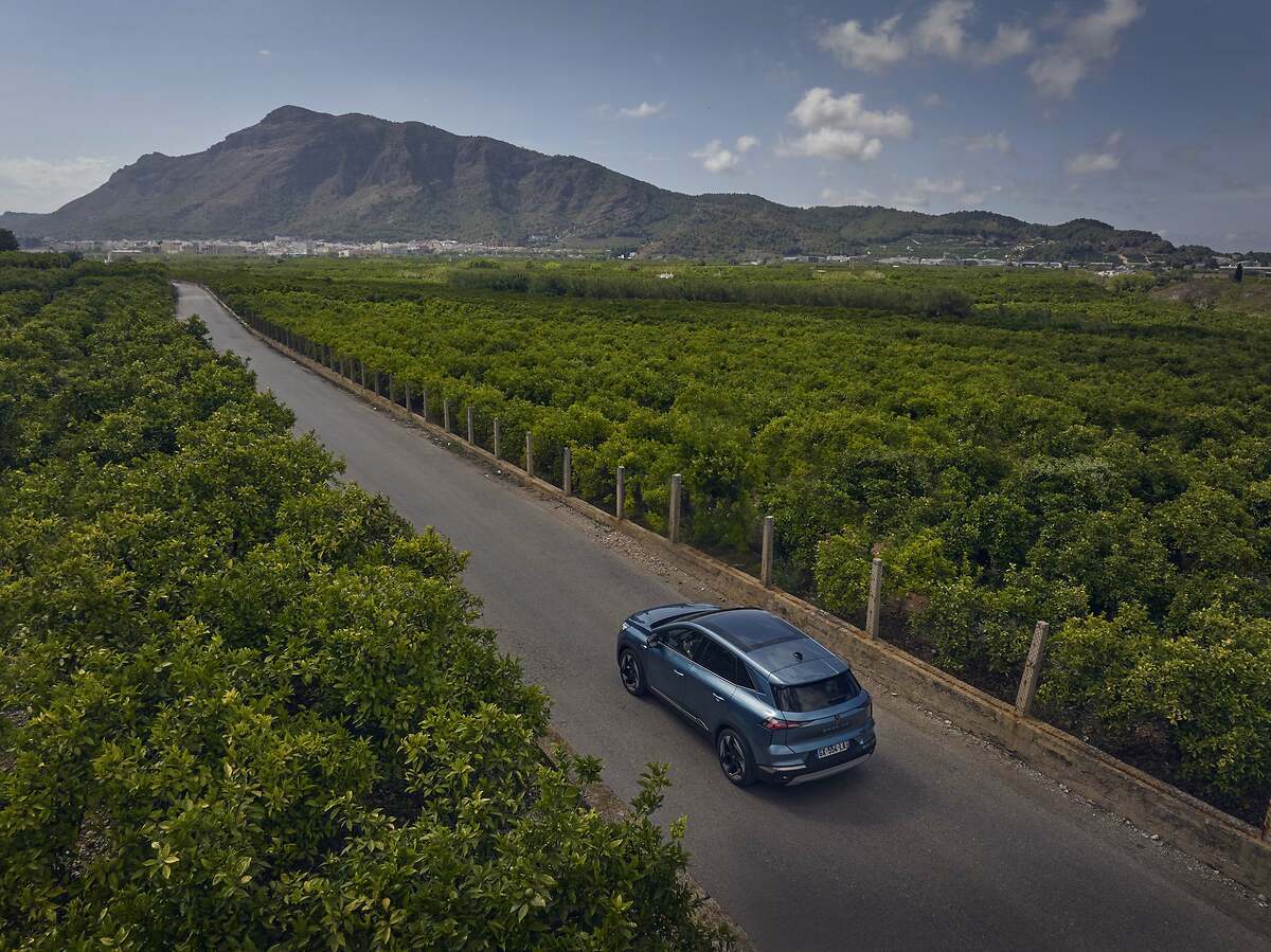 Renault Symbioz. Entre su equipamiento destaca el techo panorámico Solarbay, que puede volverse opaco por segmento.
