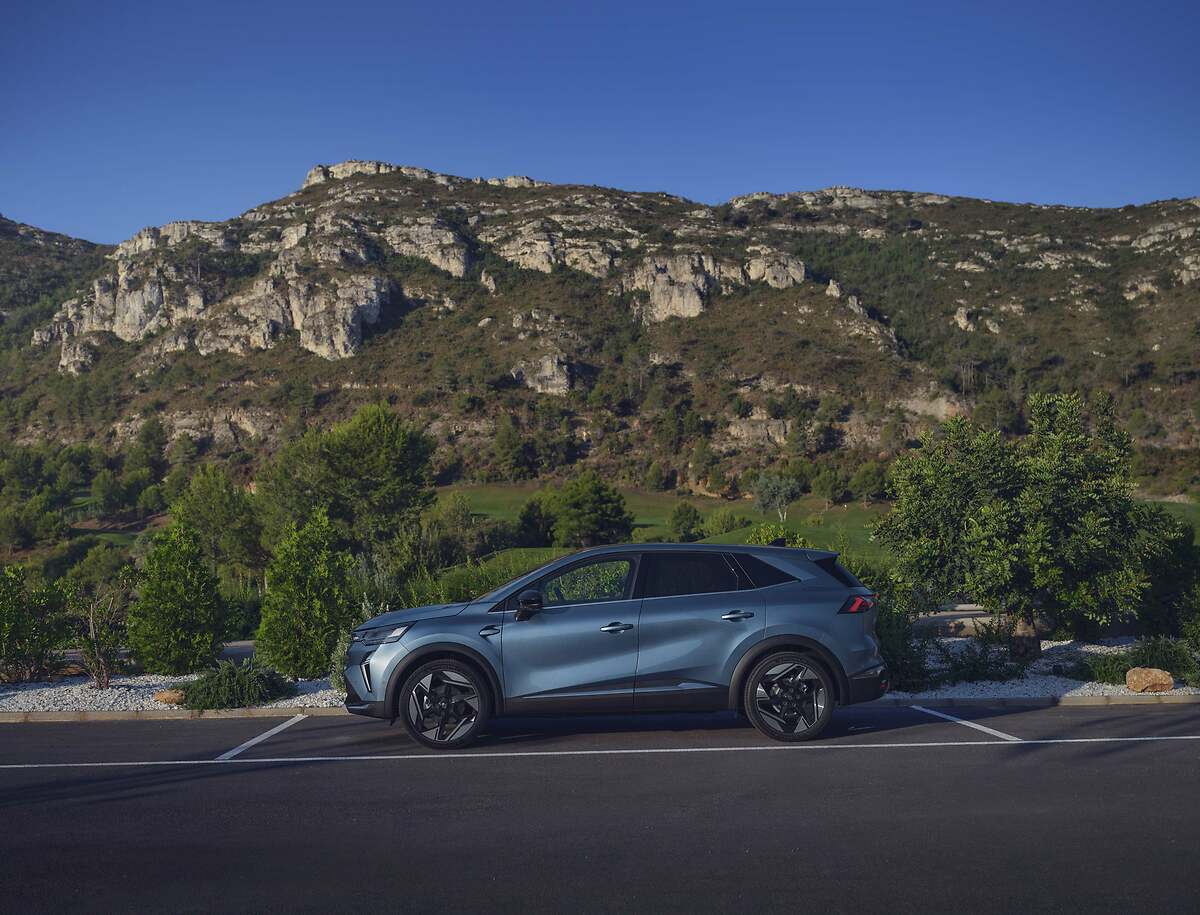 Renault Symbioz. Sus principales rasgos estéticos se centran en la parrilla con originales diseños gráficos y sus singulares ópticas, llantas de 18 y 19 pulgadas.