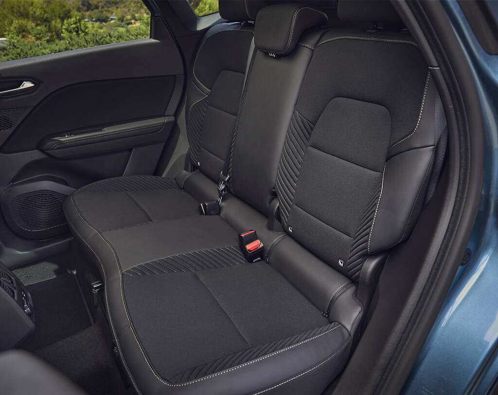 Renault Symbioz. Banqueta trasera deslizante en 16 cm, por lo que el volumen de carga puede variar de 492 litros a 624 litros, alcanzando los 1.582 litros con la banqueta trasera abatida. Esto da una longitud de carga de hasta 1,68 metros.