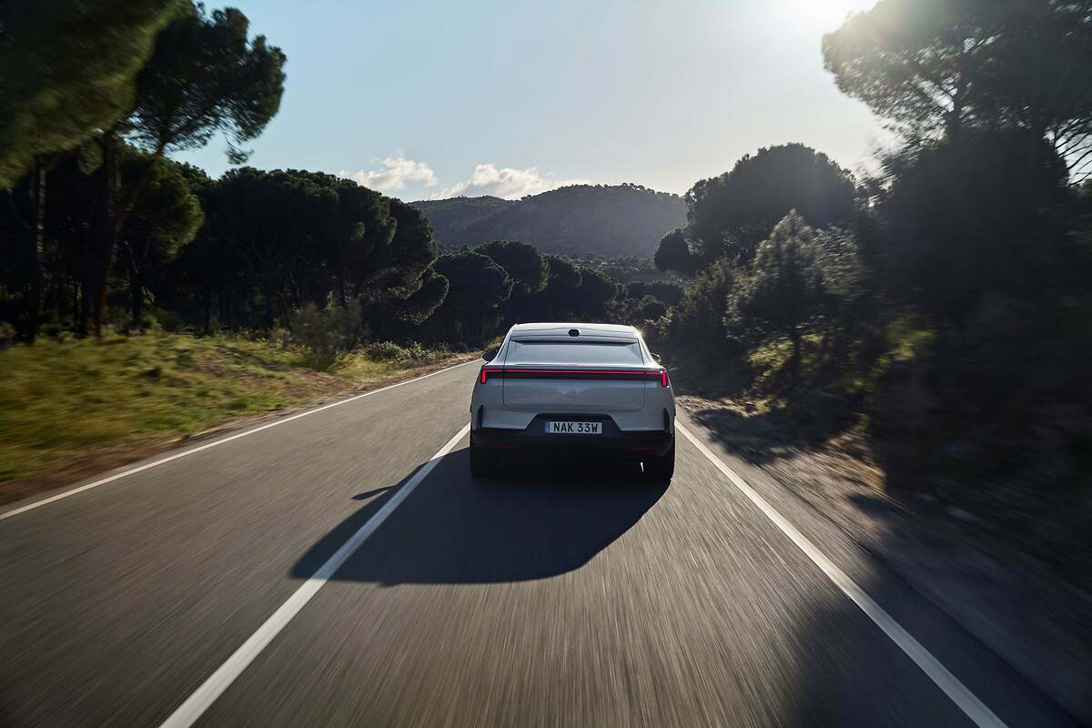 Polestar 4. Anuncia una recarga del 10 al 80% en 30 minutos (dato oficial). Para viajes largos, es más rápido recargar varias veces al 80% (con un cargador de CC) que una al 100%.