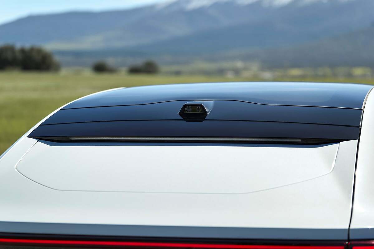 Polestar 4. Cámara que detecta el tráfico trasero que se proyecta en el espejo retrovisor que hace las veces de pantalla.
