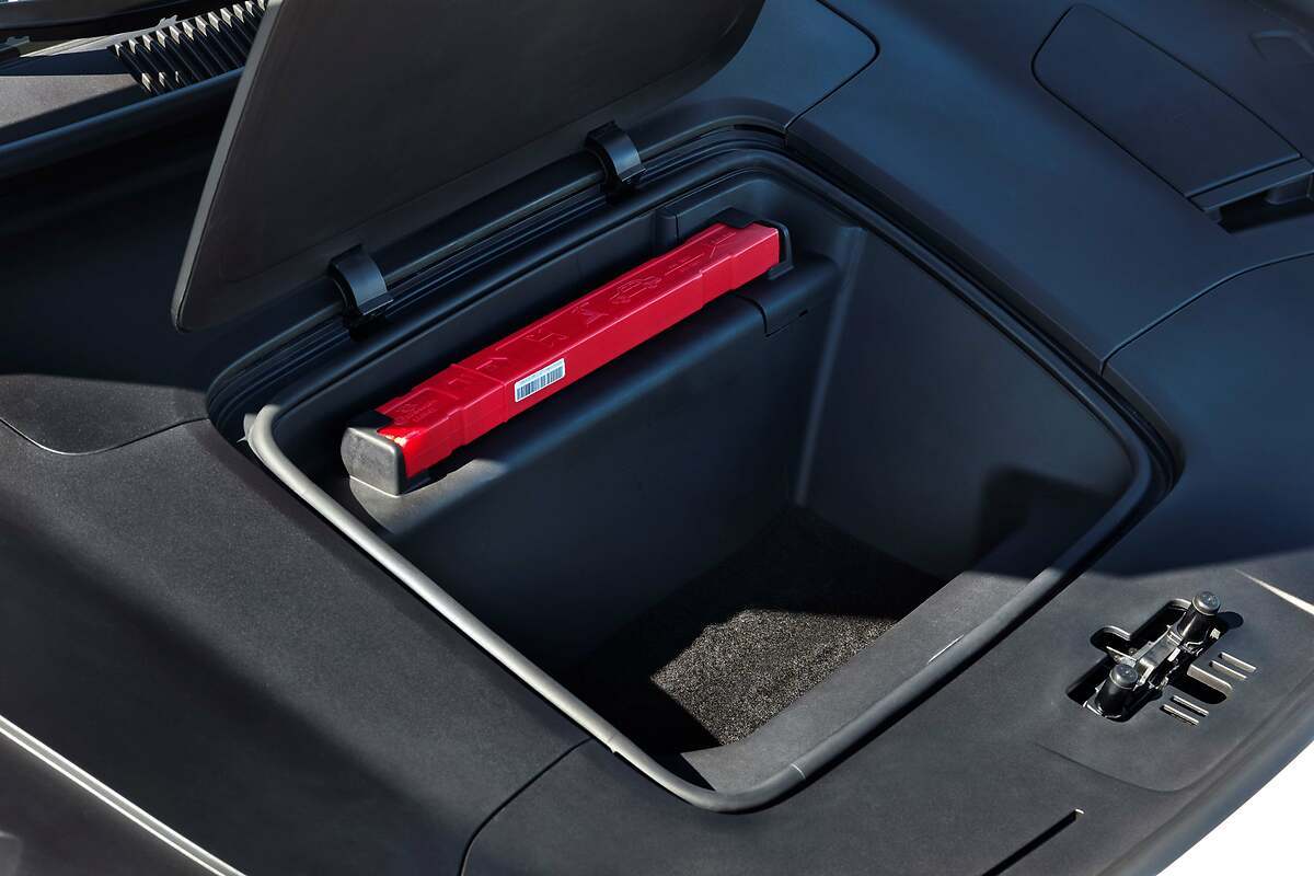 Polestar 4. Cuenta con un pequeño compartimento en la parte delantera del coche.