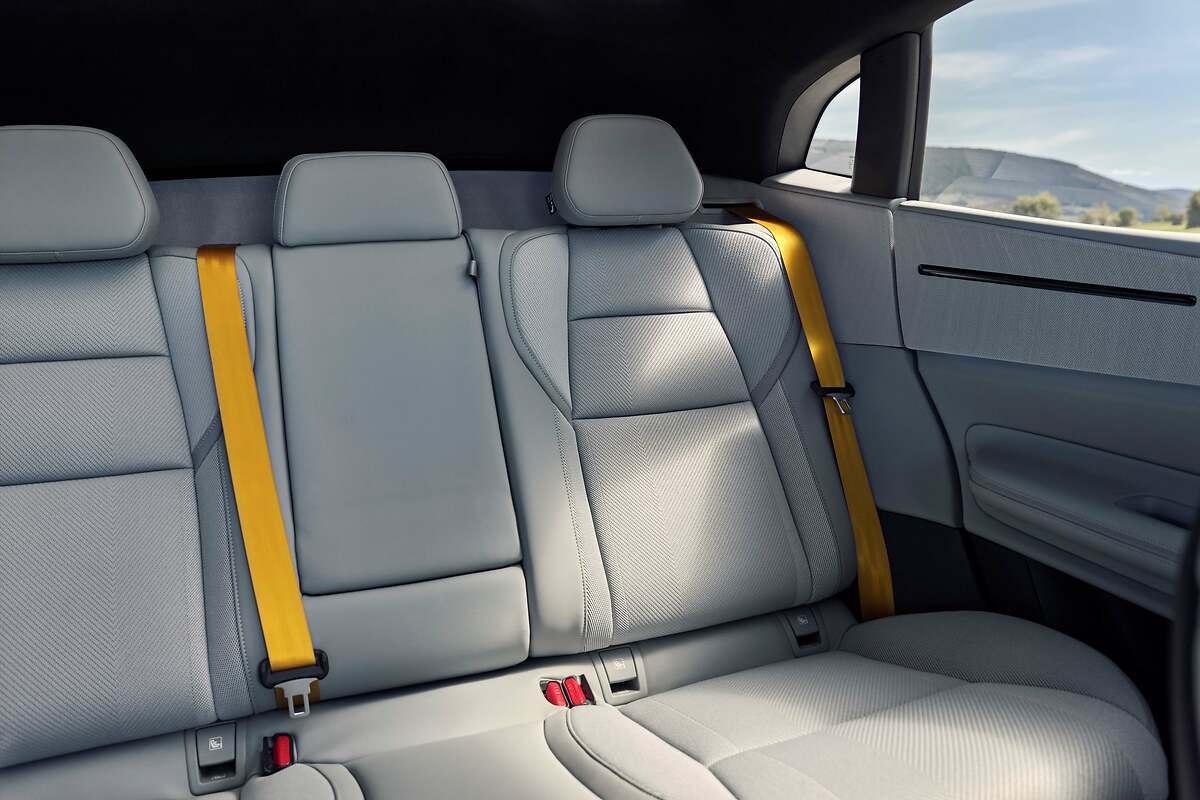 Polestar 4. Los respaldos traseros se reclinan, para mayor comodidad.