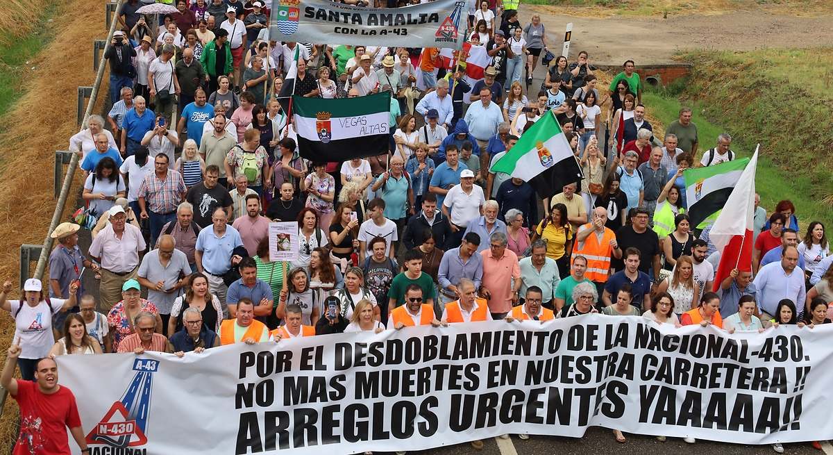 1.500 personas se manifiestan en Santa Amalia (Badajoz) por la conversión de la N-430 en la Autovía A-43