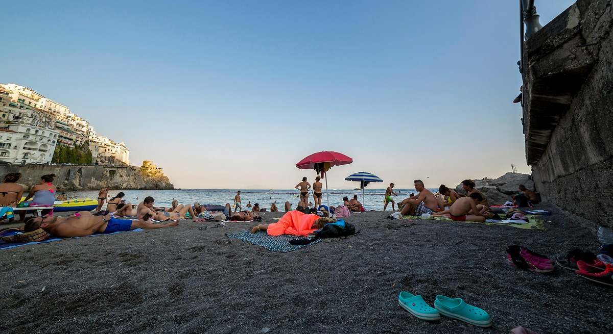 Un 29% de los vascos no se ha ido de vacaciones este verano y los que se han ido han gastado 1.686 euros de media