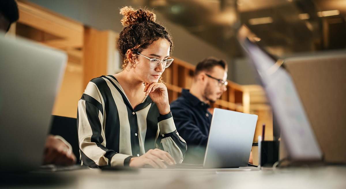 Los jóvenes que ni trabajan ni buscan un empleo crecen más de un 10% desde 2021