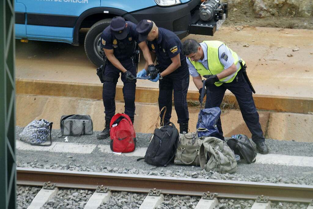 La policía revisa las mochilas
