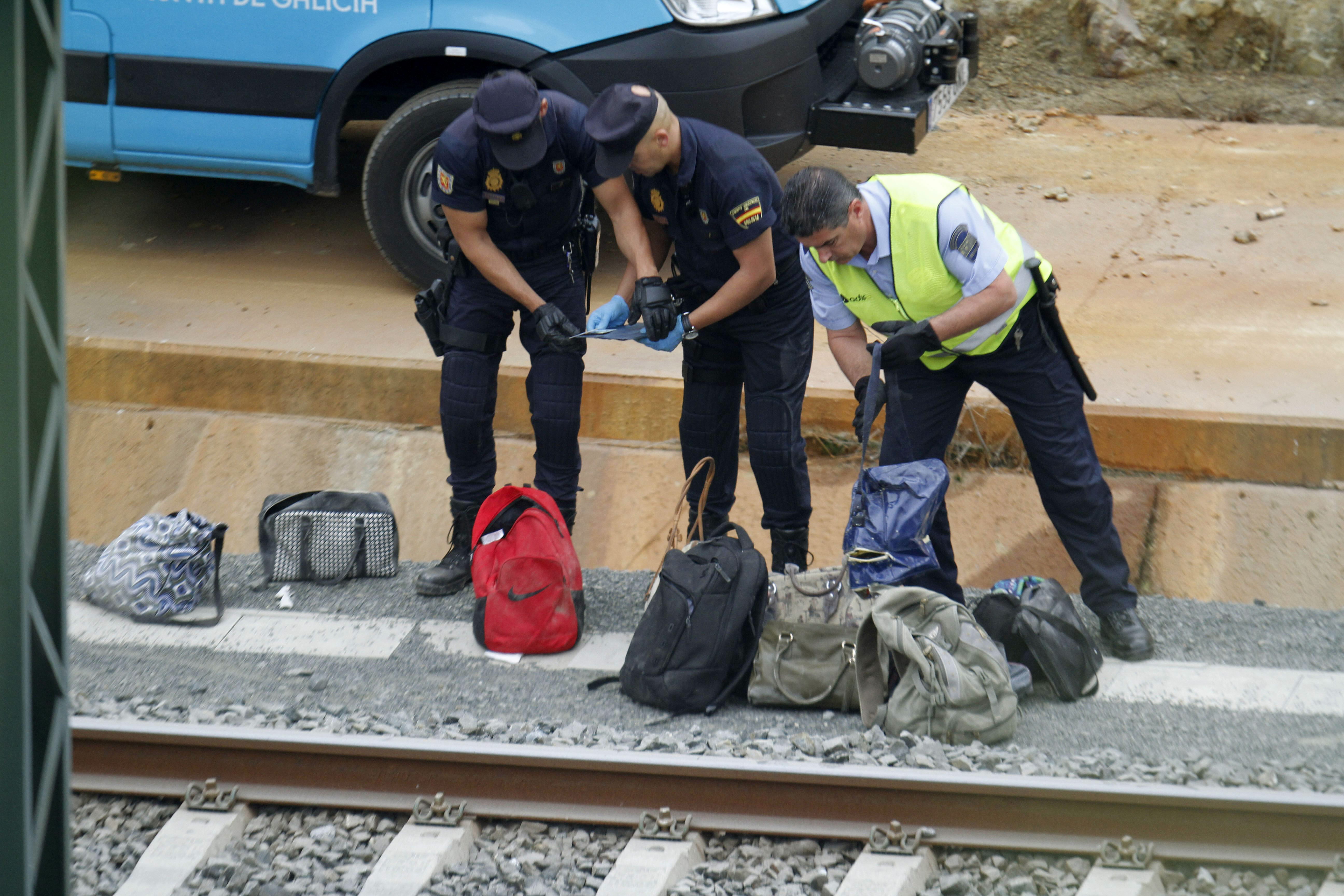 La policía revisa las mochilas