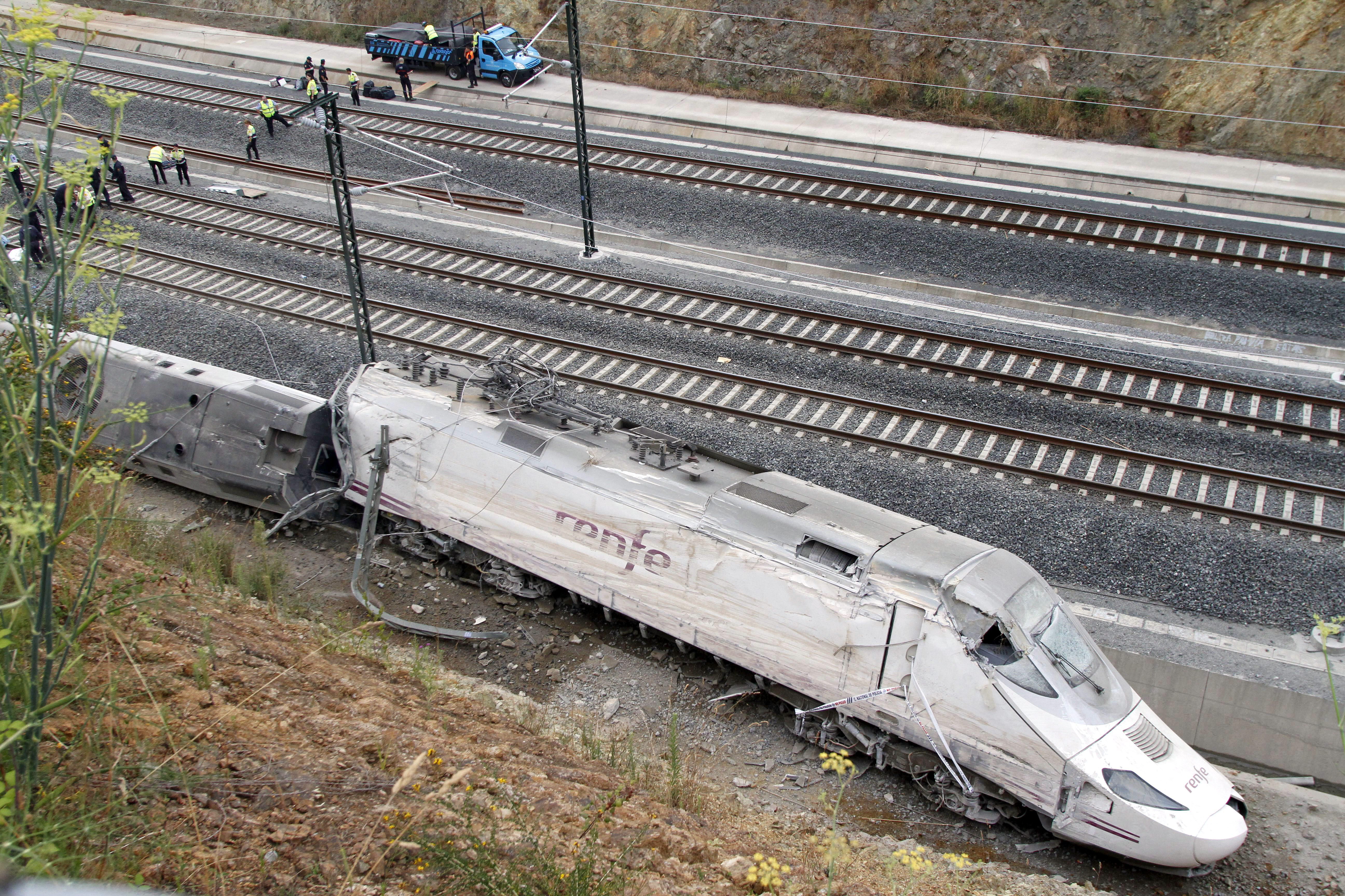 El tren totalmente fuera de la vía