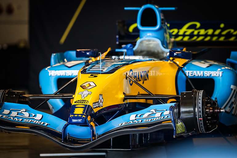 El Renault R25 que pilotó Fernando Alonso durante el Gran Premio Etihad Airways de Abu Dhabi de Fórmula 1 2020