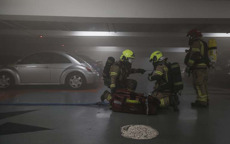 Varios bomberos durante un simulacro de los Bomberos de Valencia para sofocar un incendio