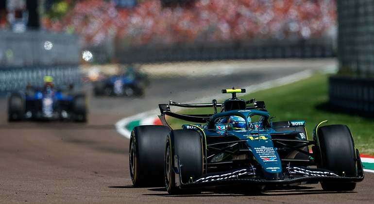 Fernando Alonso, piloto de Aston Martin, en el GP de la Emilia-Romagna de Fórmula 1