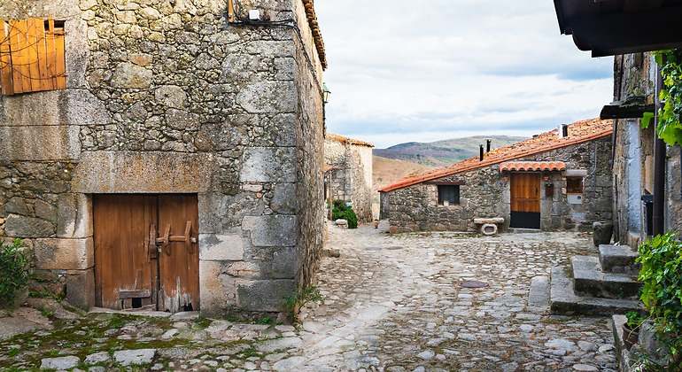 Calle empedrada de Trevejo en Cáceres con casas con ventanas tapiadas