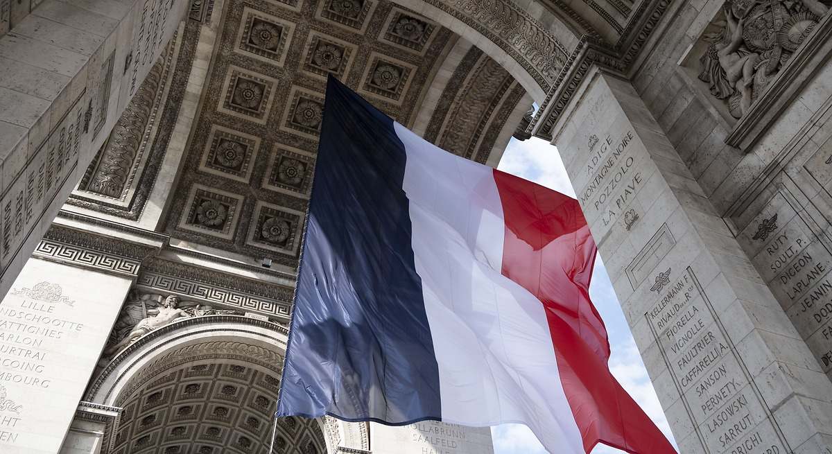La deuda francesa cotiza con el mismo riesgo que la lituana y la eslovaca ante la crisis de Gobierno