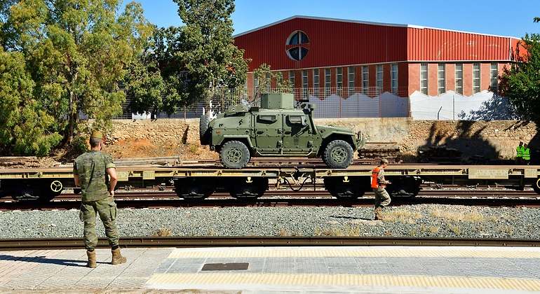 Militares revisando la carga de vehículos en plataformas ferroviarias. Cesare Sapienza