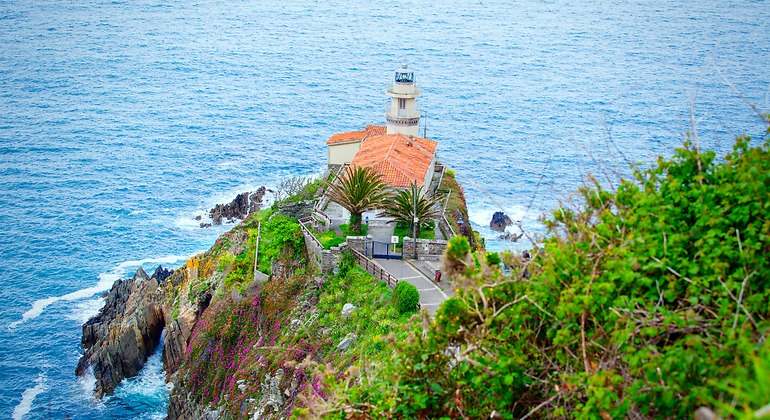 El imponente faro de cudillero con una vista panorámica al mar de aguas cristalinas