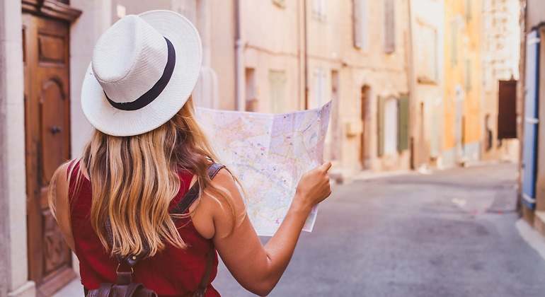 Turista consultando un mapa