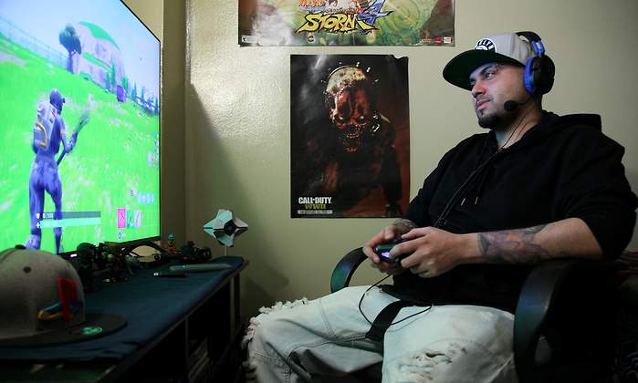 fortnite-jugando-joven.jpg