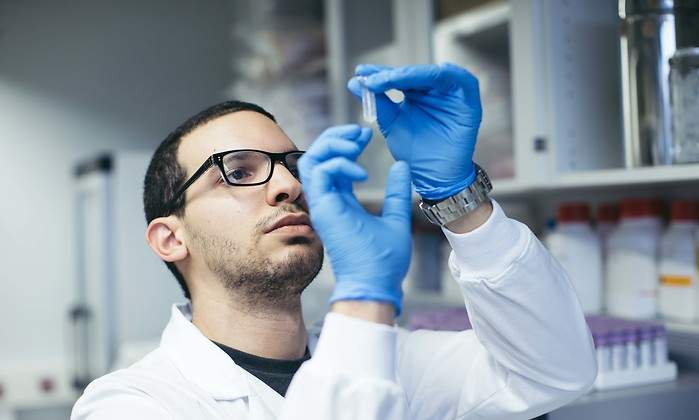 Un-joven-investigador-del-CIMUS-de-la-Universidad-de-Santiago-de-Compostela-trabaja-en-un-proyecto-financiado-por-la-Fundacion-Mutua.jpg