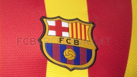 Detalle del escudo del Barça en la segunda equipación