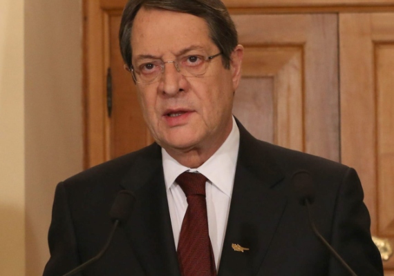 Anastasiades se baja el sueldo un 25%