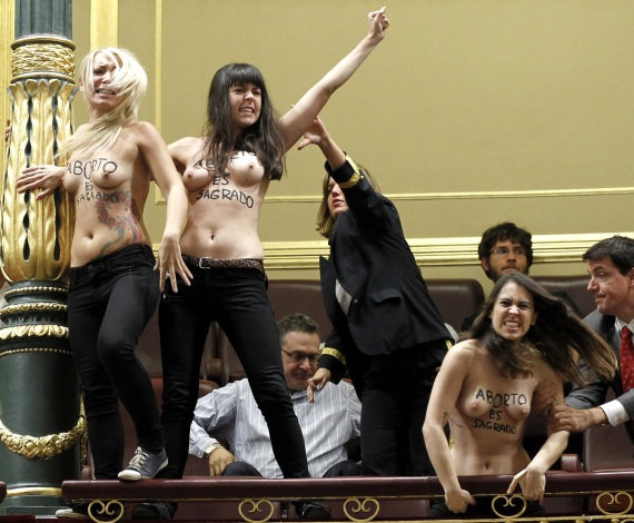 Femen irrumpe en el Congreso