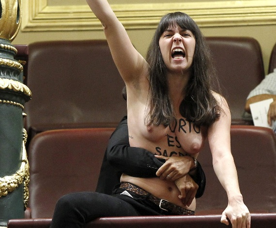 Femen irrumpe en el Congreso