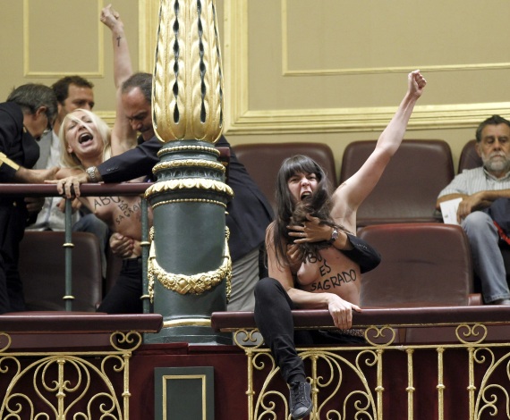 Femen irrumpe en el Congreso