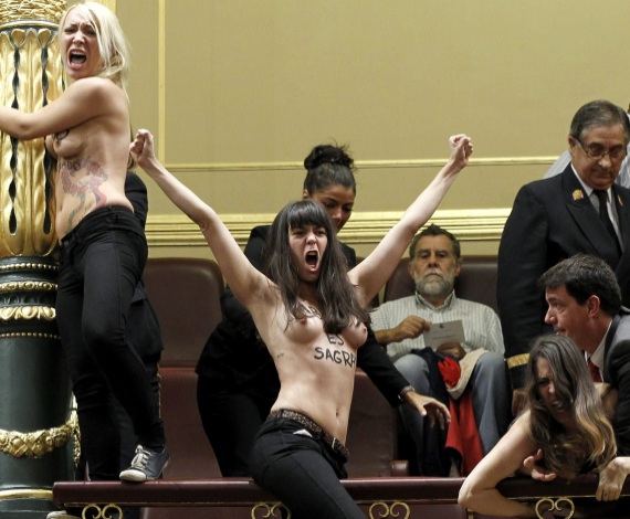 Femen irrumpe en el Congreso