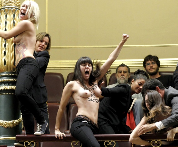 Femen irrumpe en el Congreso