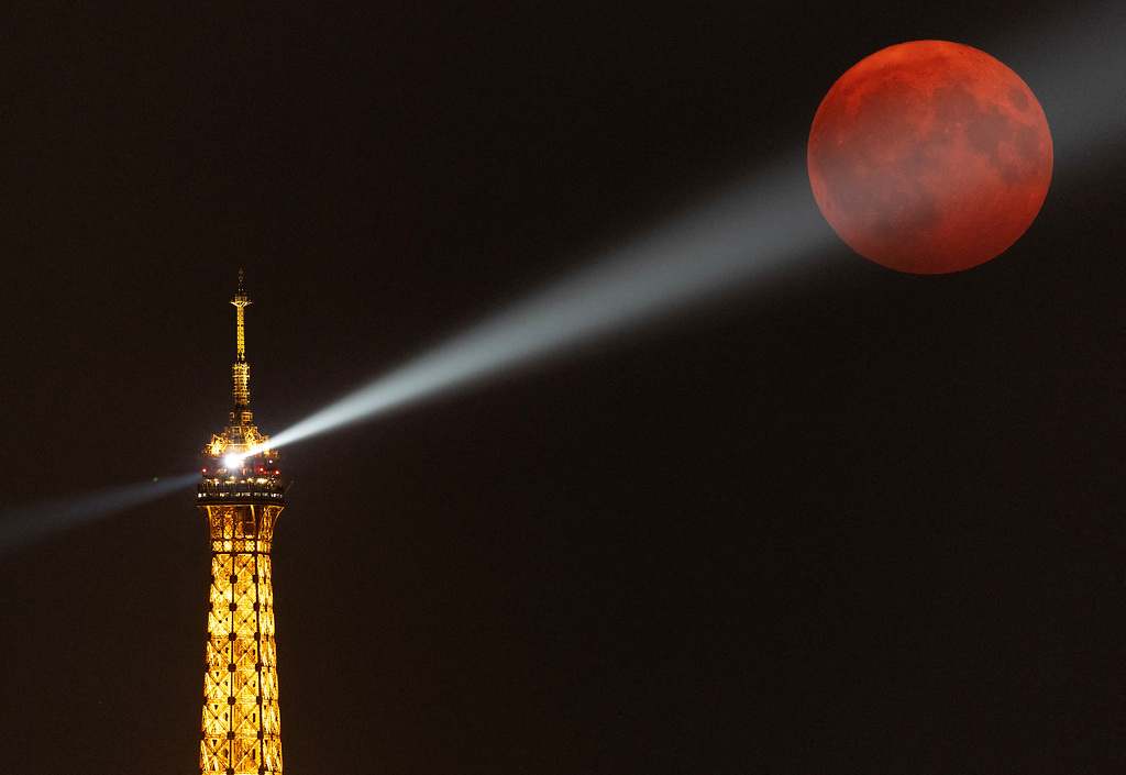 Rojo sobre la ciudad de la luz