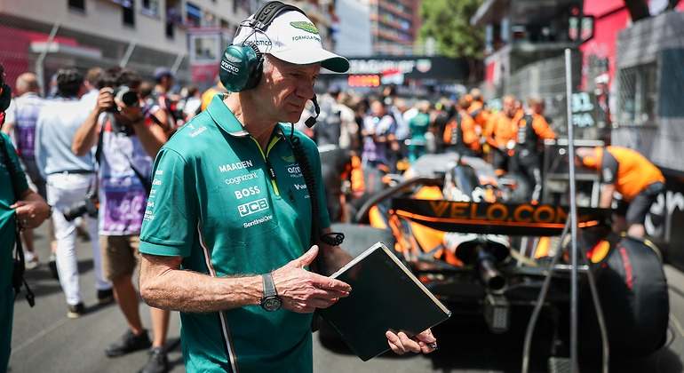 Adrian Newey con su cuaderno delante del MCL39 en el GP de Mónaco 2025 de Fórmula 1