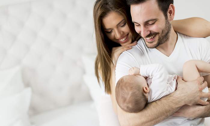 padres-jovenes-bebe-brazos-getty.jpg