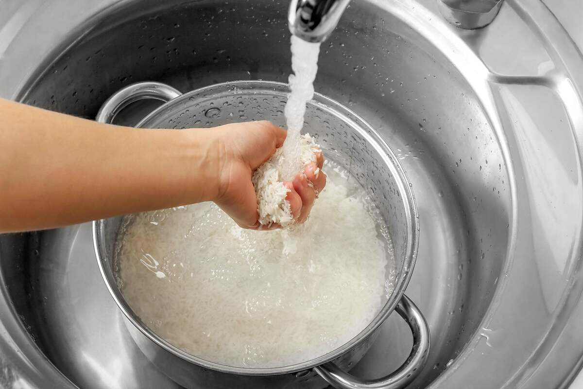 ¿Debo lavar el arroz antes de cocinarlo? Esto es lo que recomiendan los expertos
