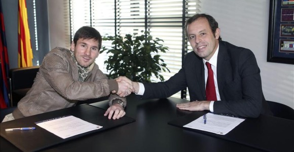 Messi-Rosell-renovacion-2013-efe.jpg