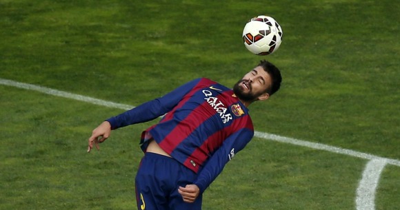 Pique-despeja-balon-rayo-2014-reuters.jpg