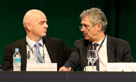 Infantino-Villar-2016-efe.jpg