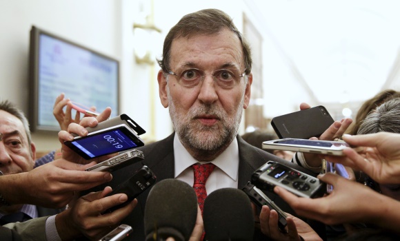 Rajoy-mira-camara-pasillo-congreso-2015-reuters.jpg