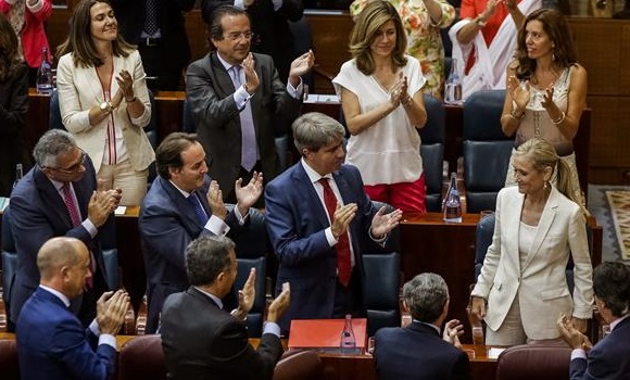 cifuentes-aplauso-efe.jpg