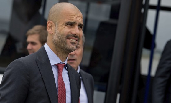 Guardiola-gesto-Serio-aeropuerto-efe-2015.jpg