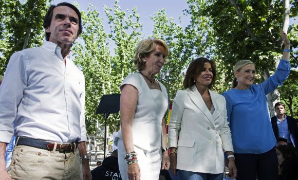 aznar-aguirre-botella-cifuentes.jpg