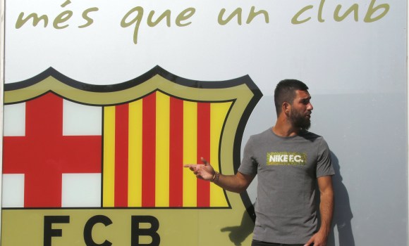 Arda-Turan-escudo-barcelona-2015.jpg