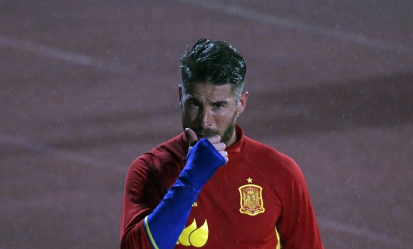 Sergio-Ramos-lluvia-seleccion-2016-efe.jpg